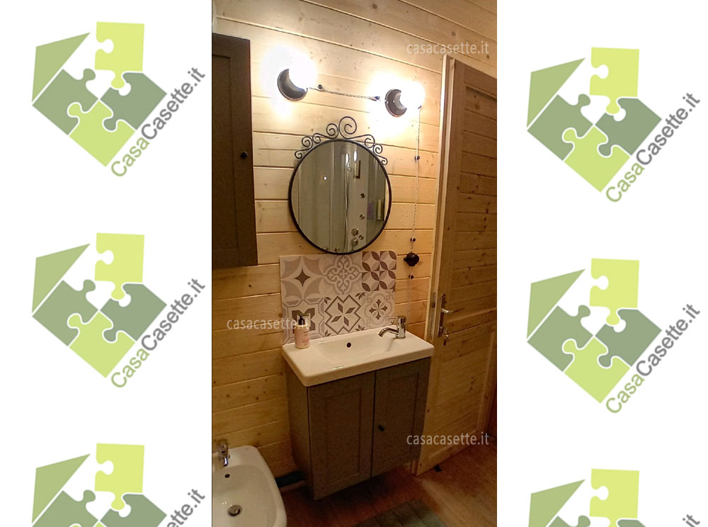 Interno di casetta in legno con luce calda e arredamento su misura